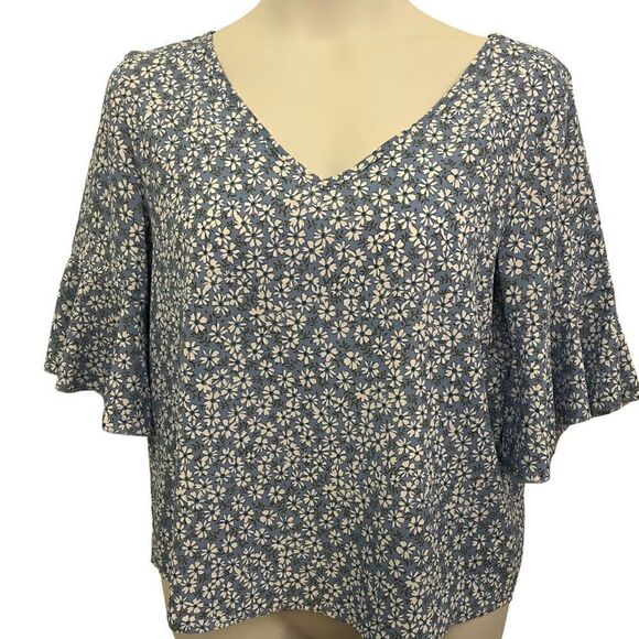 Super Cute Shein Light blue with flowers top with bell sleeves. Size Large - Picture 1 of 5